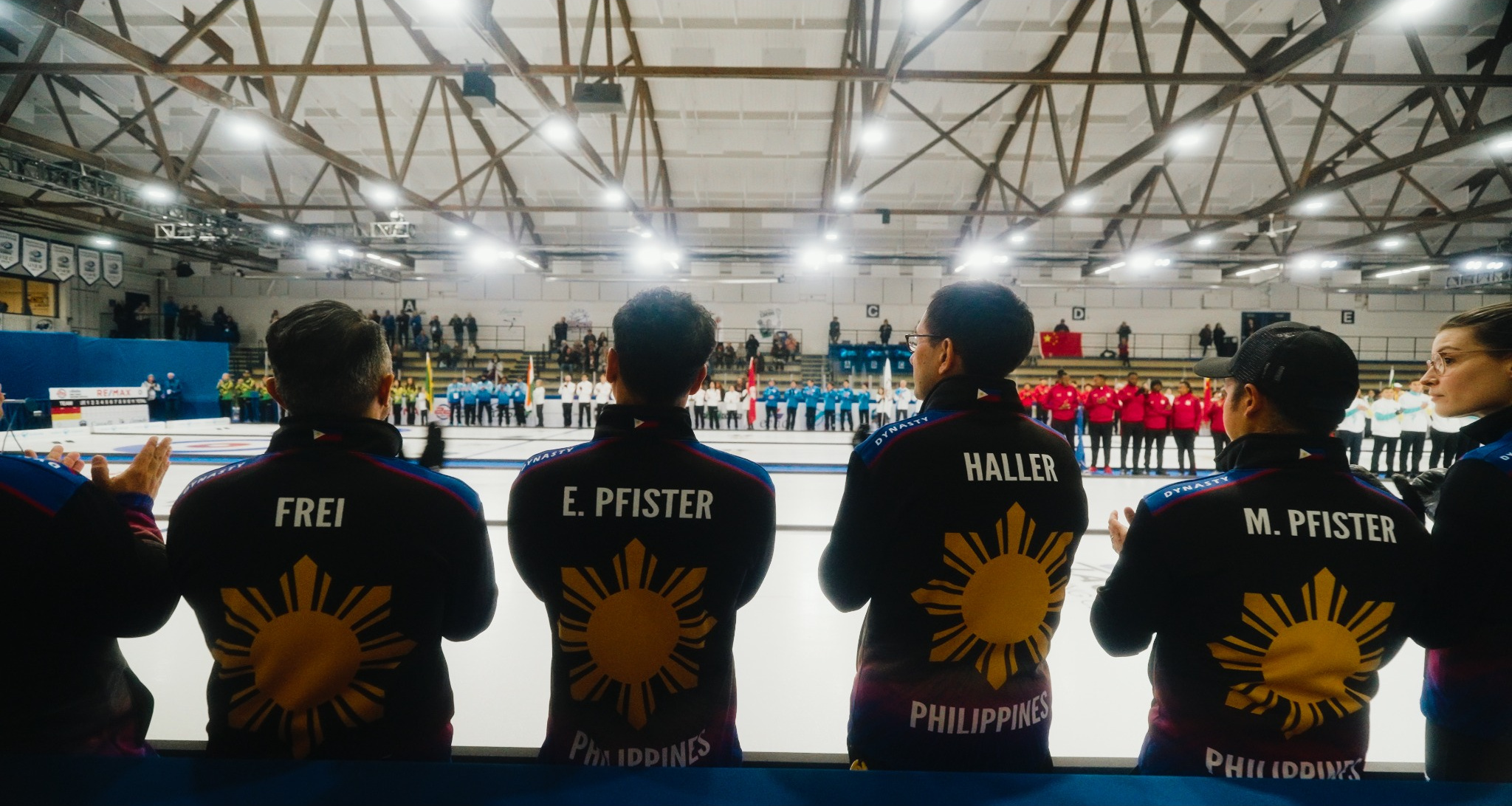 Das philippinische Curlingteam von hinten bei der Eröffnungszeremonie
