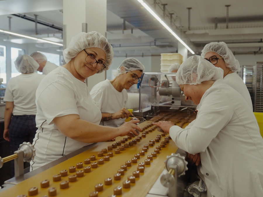 Kundenstimme von Läderach (Schokoladenhersteller): Mitarbeiterinnen im 4:3-Format