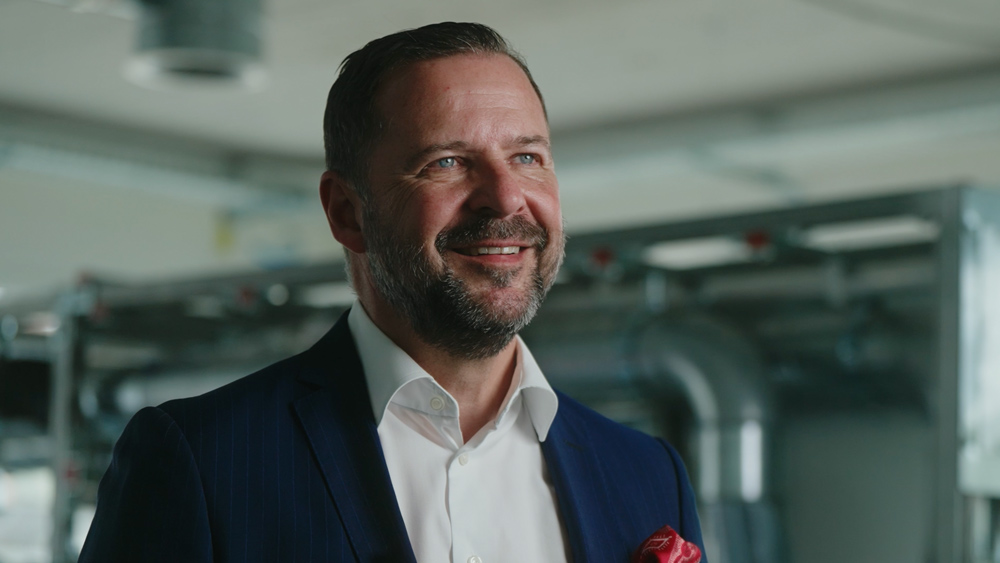 Porträt des CEO von Hälg & Co. AG im technischen Umfeld während des Interviews.