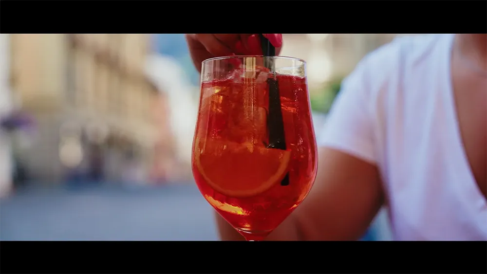 Nahaufnahme eines Getränks auf einem Tisch – Szene aus dem Imagefilm von BLS