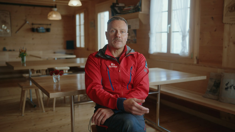 Porträt eines Bergführers in einer Berghütte – Szene aus einer Branded Documentary in Grindelwald