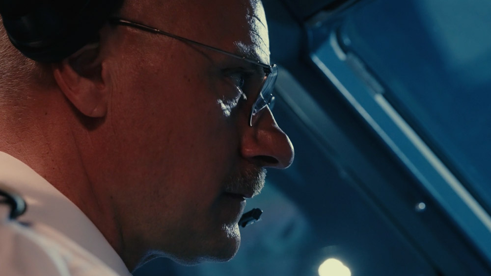 Helikopterpilot im Cockpit – dokumentarische Aufnahme aus einer Branded Documentary für Grindelwald Tourismus