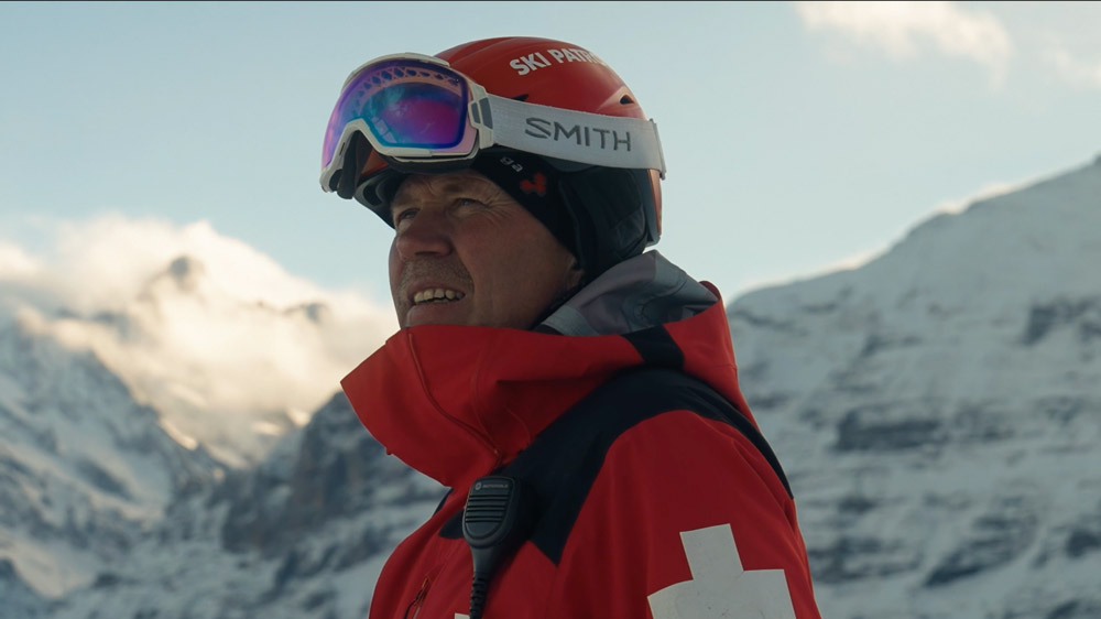 Skipatrouilleur vor alpinem Bergpanorama – dokumentarische Szene aus einer Branded Documentary