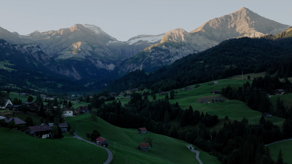 Alpine Landschaft mit Tal und verstreuten Höfen – visuelle Atmosphäre aus dem Recruitingprojekt Projekt Alp