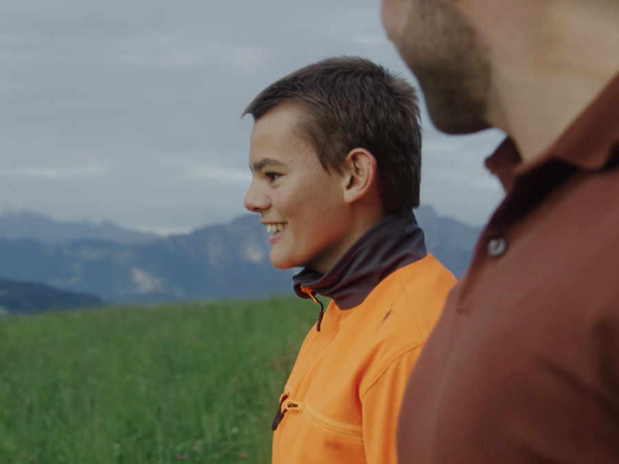 Junge Person blickt mit Begleitperson in die Berglandschaft – Visual zur Wirkung der Recruiting von Projekt Alp