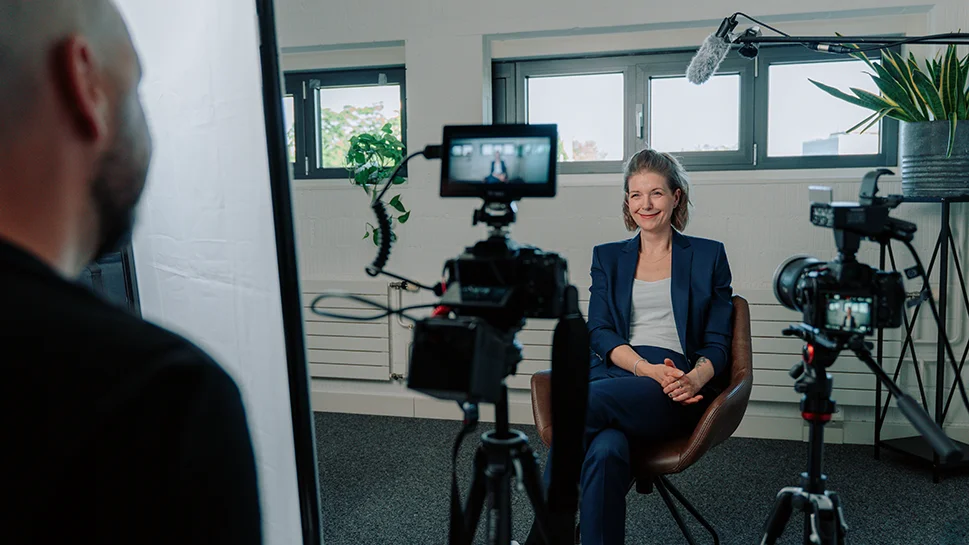 Interviewaufzeichnung mit Kundin im Studio-Setup von Summit Vision Media