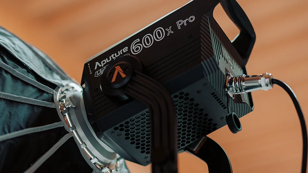 Lichtsetup mit Aputure 600x Pro bei einer Filmproduktion