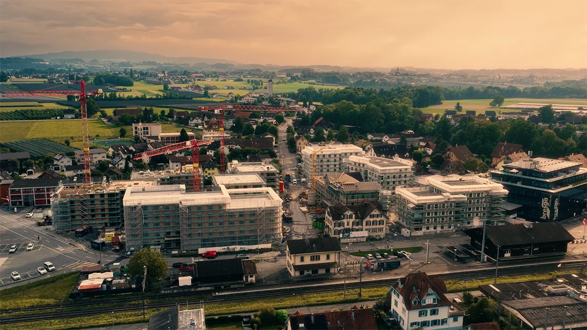 Drohnenaufnahme eines Bauprojekts mit Gebäudetechnik von Hälg & Co AG