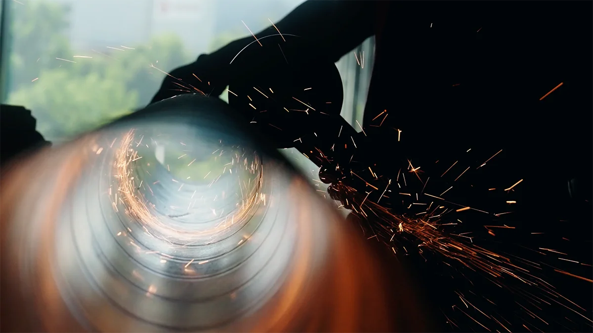 Bearbeitung eines Metallrohrs mit einer Schleifmaschine
