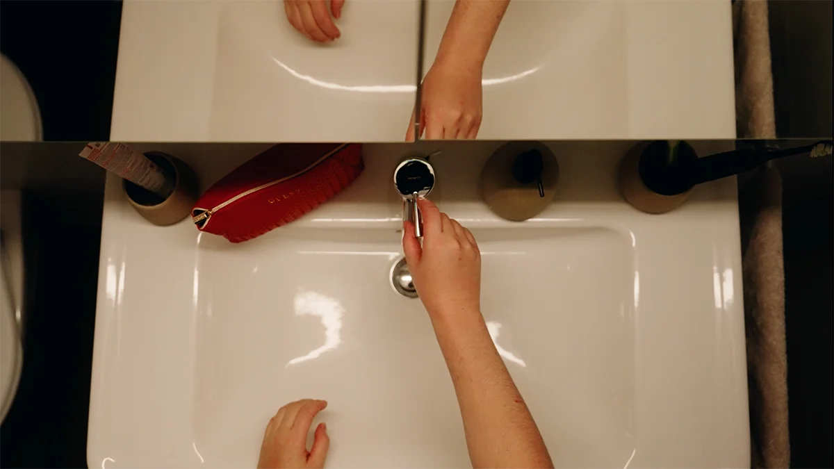 Sanitärinstallation an einem Waschbecken durch einen Monteur