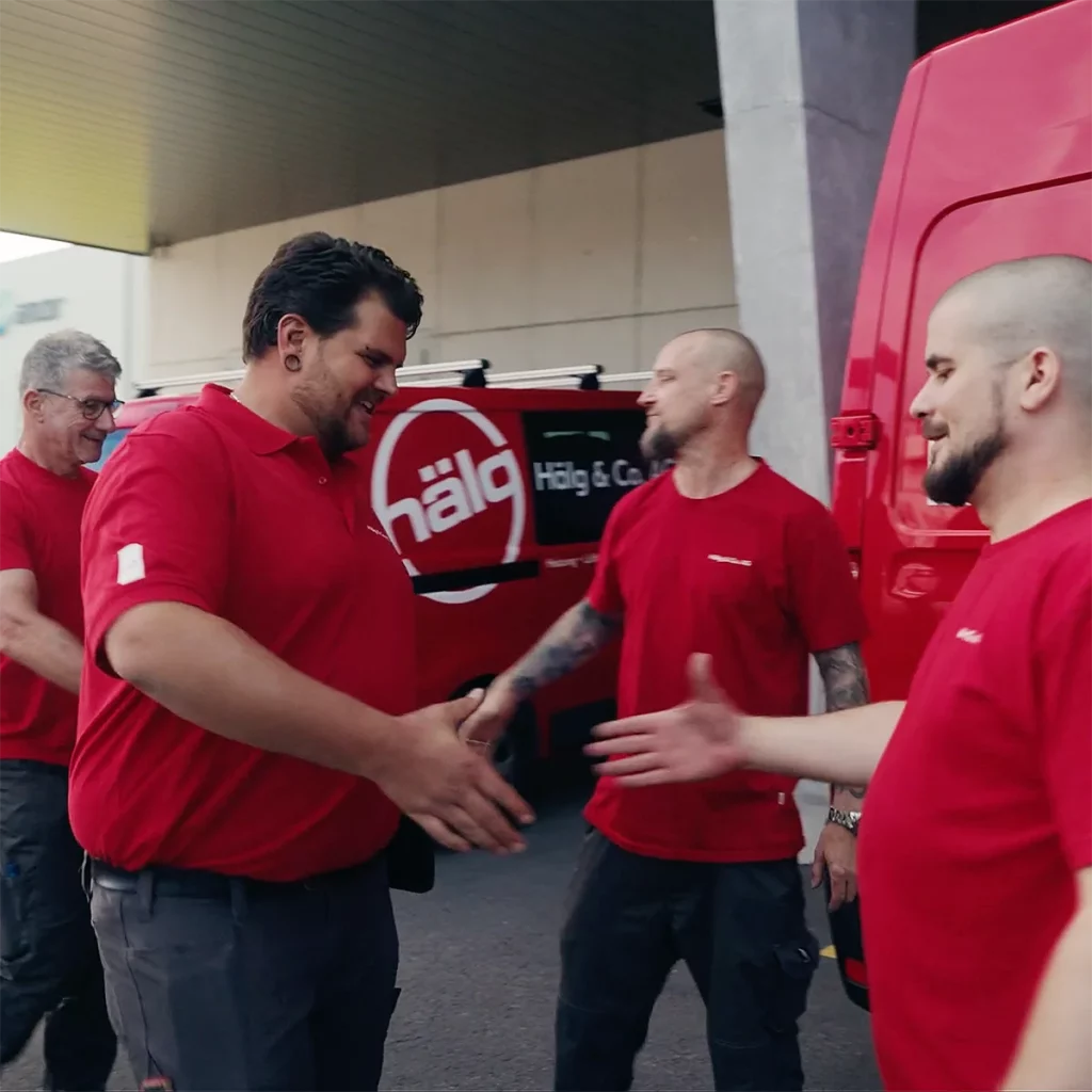 Mitarbeiter von Hälg & Co AG vor einem Firmenfahrzeug