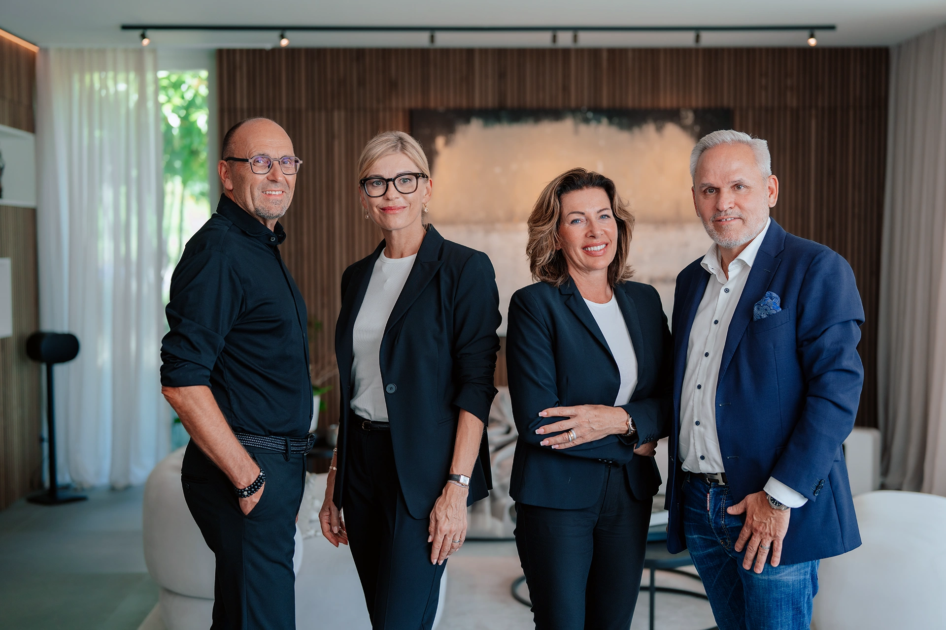 Bernhard Pfister mit seiner Frau sowie Nathalie Fink und Urs Grossen von Grossen Immobilien