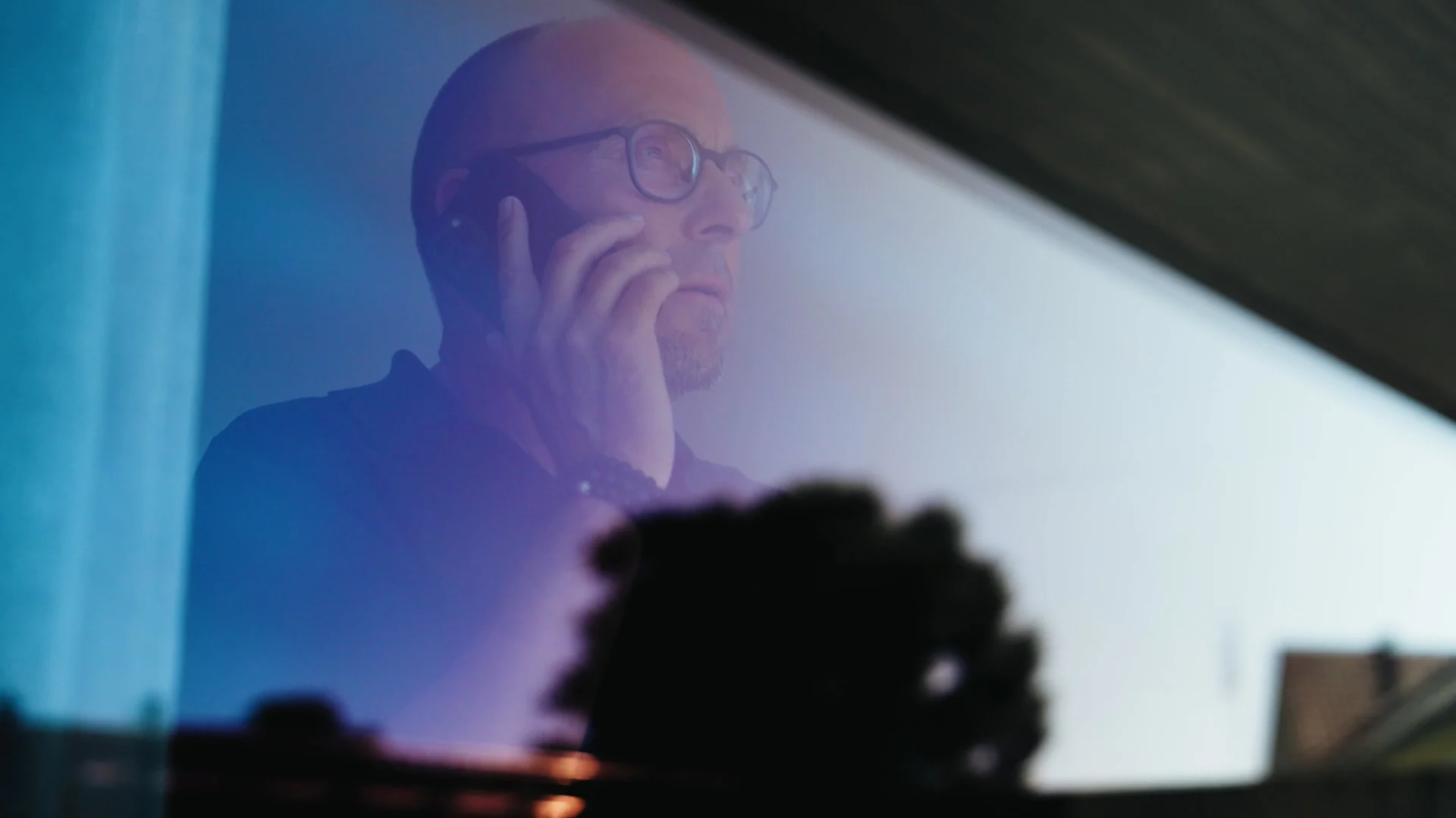 Bernhard Pfister telefoniert während des Immobilienverkaufs – Szene aus der Customer Success Story für Grossen Immobilien
