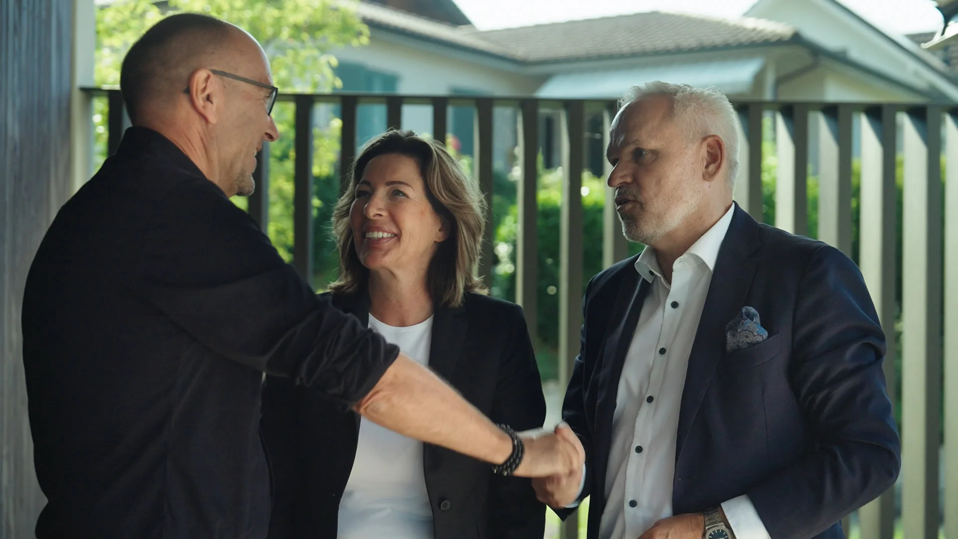 Urs Grossen begrüsst Bernhard Pfister und Nathalie Fink zur Immobilienberatung