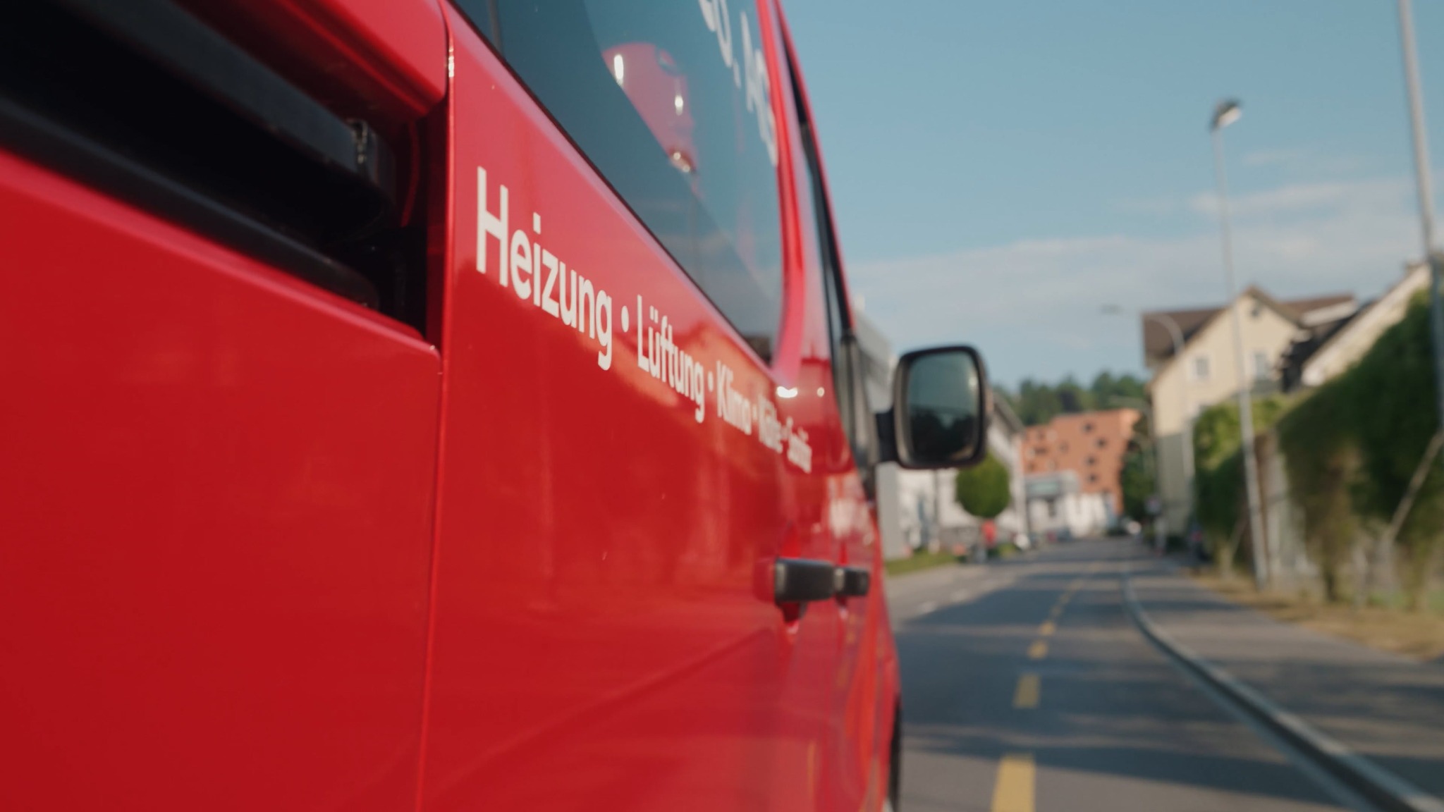 Rotes Servicefahrzeug der Hälg Group im Imagefilm von Summit Vision Media