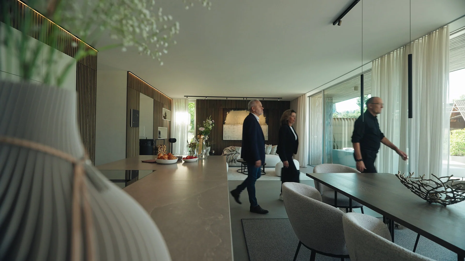 Grossen Immobilien begleitet Kunden durch einen modernen Wohnraum während der Immobilienberatung