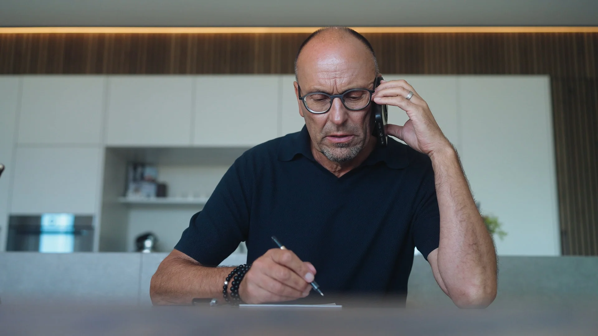 Bernhard Pfister telefoniert im Verkaufsprozess – Ergebnis der Begleitung durch Grossen Immobilien