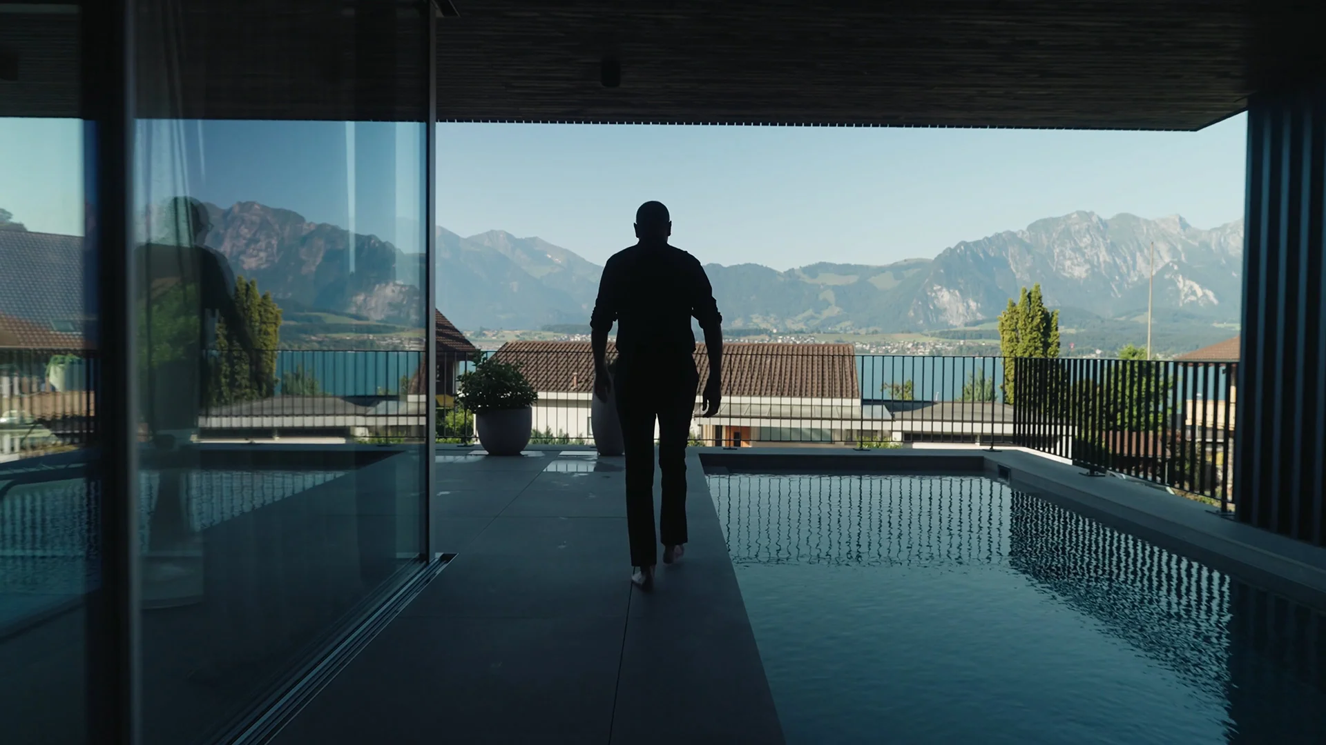 Bernhard Pfister blickt vom Haus über den Thunersee – Testimonial Film für Grossen Immobilien
