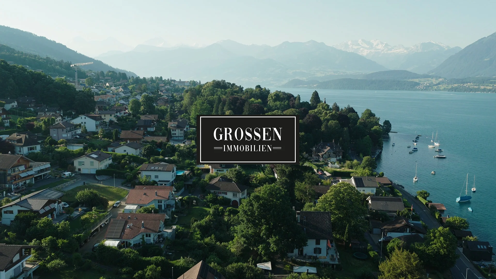 Luftaufnahme vom Thunersee mit Grossen Immobilien – Preview des 15-Sekunden-TV-Spots